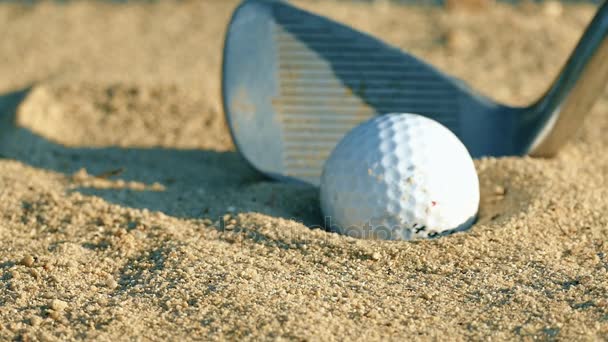 Imágenes de alta definición, cámara lenta: Golpear la pelota de golf de la trampa de arena — Vídeos de Stock