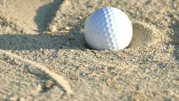 HD Footage, Slow-Motion: Slå golf Ball från Sand Trap — Stockvideo