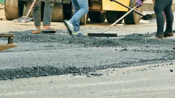 Un equipo de carretera repara la calle de la ciudad — Vídeos de Stock
