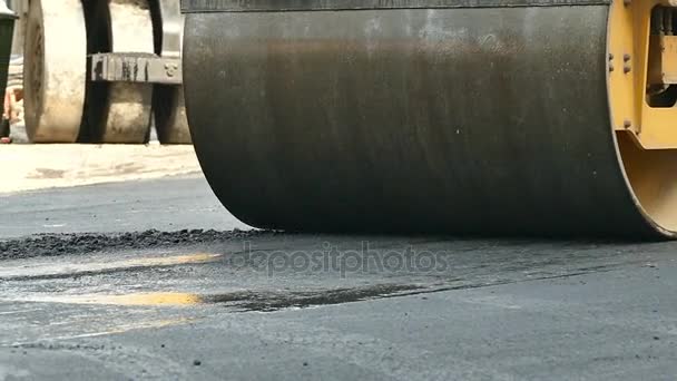 Дорожная бригада ремонтирует городскую улицу — стоковое видео