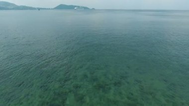 Andaman Denizi, Patong Phuket Tayland Güney deniz üzerinde uçan kuşların havadan geniş çekim Pov görünümü 