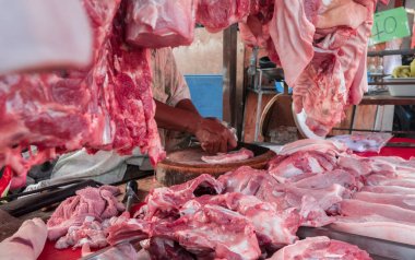 Yerel pazarda, Thaila Satılık dolabında asılı domuz