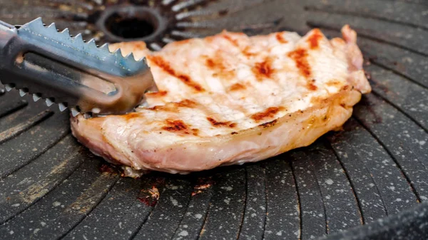 Fläsk biff kött på bbq grillpanna, Hemgjort — Stockfoto