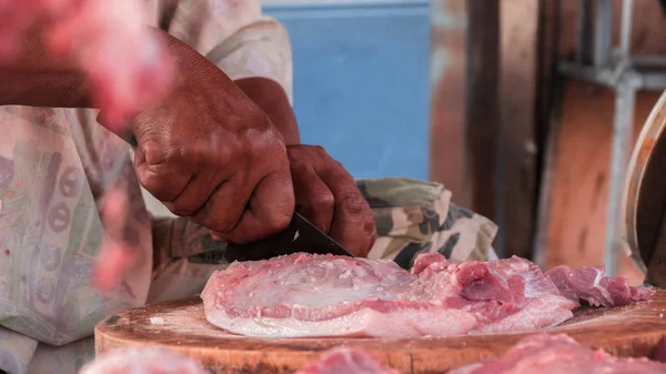 Carne de cerdo cruda y fresca en el mercado callejero local, Carnicero slic — Foto de Stock