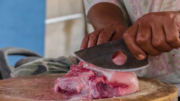 Carne de cerdo cruda y fresca en el mercado callejero local, Carnicero slic — Foto de Stock