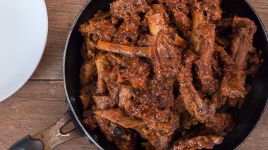 Üstten Görünüm, Domuz kaburga üzerinde eski ahşap güveç. 