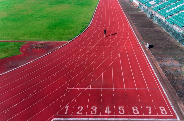 Luchtfoto Man loopt op spoor — Stockfoto