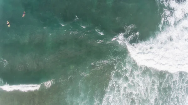 Vista aérea do Surfista nadando a bordo perto da enorme onda azul do oceano — Fotografia de Stock