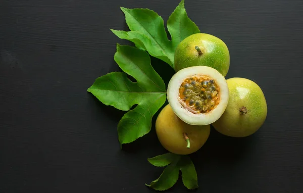 Fruta de la pasión sobre fondo negro — Foto de Stock