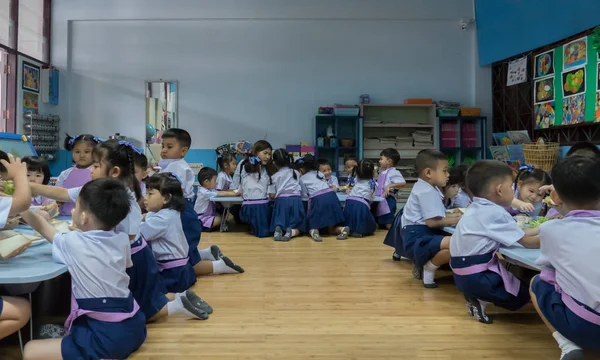 11 Ağustos 2017, Tayland, Phuket il. Çocuk, öğrenci le