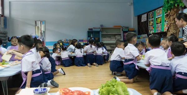 11 Ağustos 2017, Tayland, Phuket il. Çocuk, öğrenci le