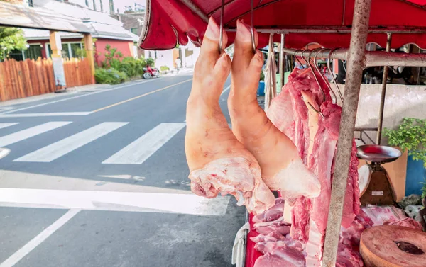 Carne de cerdo cruda y fresca en el mercado callejero local, en Phuket So — Foto de Stock