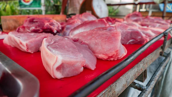 Carne de cerdo cruda y fresca en el mercado callejero local, en Phuket So — Foto de Stock