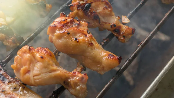 Tavuk kanadı üzerinde ızgara ızgara