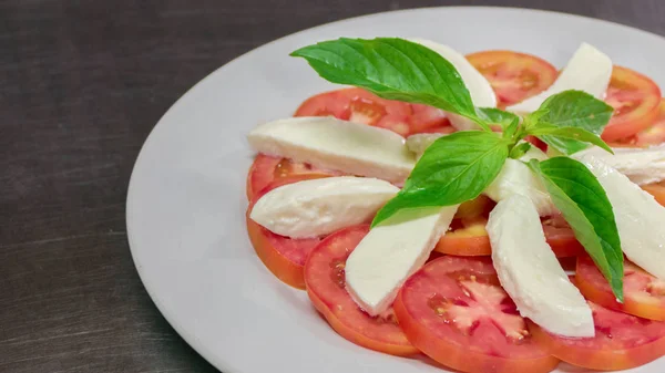 モッツァレラチーズとトマトの盛り合わせ — ストック写真