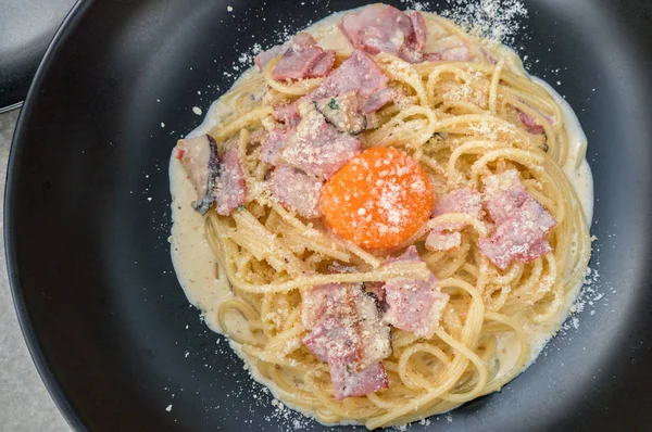 Spaghetti Carbonara mit Speck und Käse — Stockfoto