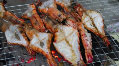 alevli ızgara ızgara karides kadar kapatın