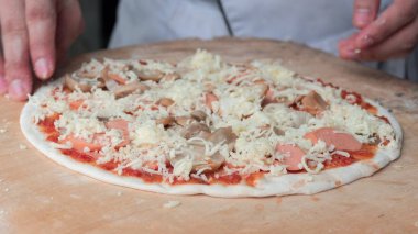 Peynir domates sosu pizza tabanı üzerinde yayıldığını. Seçici foc