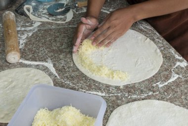 rendelenmiş peynir pizza serpme cook 