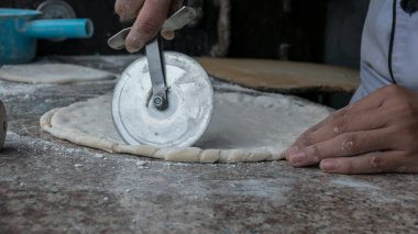 Şef ticari mutfak pizza hamur kesme
