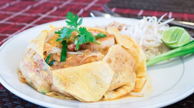 Karides ile pad Tay ve akşam yemeği masaya yumurta