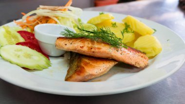 Beyaz tabak üzerine somon steak