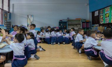 11 Ağustos 2017, Tayland, Phuket il. Çocuk, öğrenci le