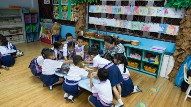 11 Ağustos 2017, Tayland, Phuket il. Çocuk, öğrenci le