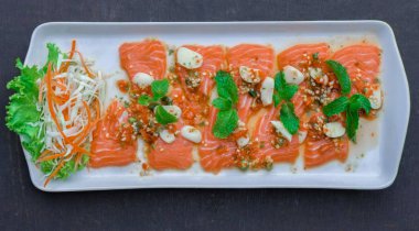 Sosu baharatlı Tay ile Somon stil