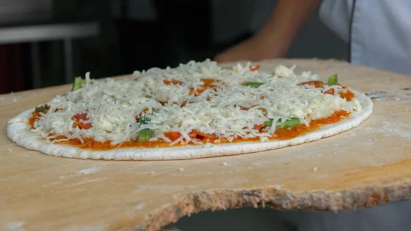 Ser, rozprzestrzeniają się sos pomidorowy na bazy pizza. Selektywne foc — Zdjęcie stockowe
