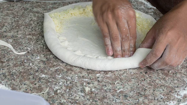 Cocinero mano hacer relleno corteza pizza en cocina — Foto de Stock