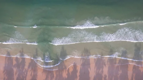 Vista aérea, Playa con olas de mar, Playa de Patong al sur de Tailandia — Foto de Stock