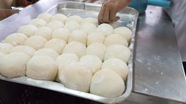 Cerrar la pizza preparar masa mano cubierta —  Fotos de Stock