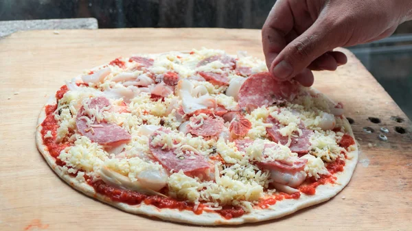 Chef pizza making salami pizza on wood board — Stock Photo, Image
