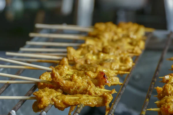 Asar carne de cerdo asado tailandés a la parrilla — Foto de Stock