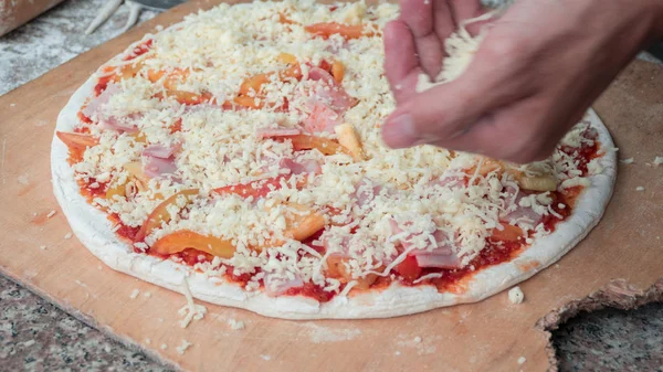 Kocken att göra pizza i köket Stockfoto