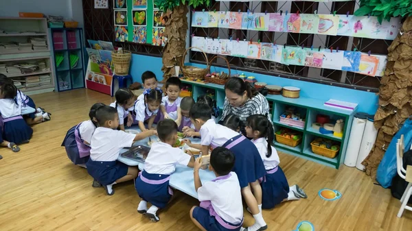 11 Agosto 2017, Tailandia, Provincia de Phuket. Niños, estudiantes le Imagen de archivo