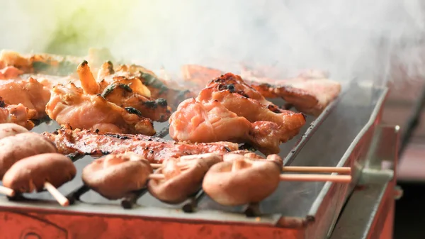 Hühnerflügel auf Gegrilltem grillen Stockbild