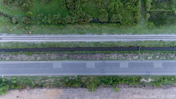 Veduta aerea del binario ferroviario nella zona rurale in Thailandia — Foto Stock