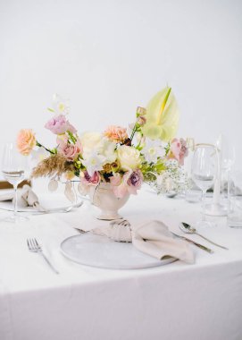 Bir buket çiçekli şenlik masası.