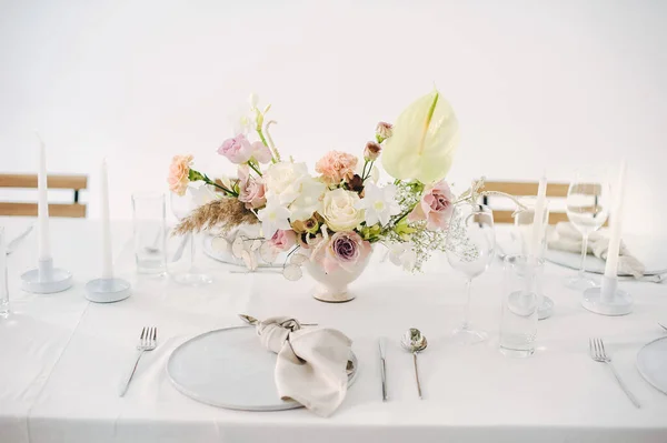 Ajuste Mesa Festiva Com Vaso Com Buquê Flores — Fotografia de Stock