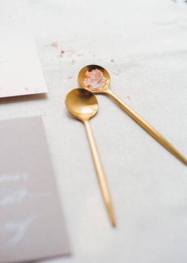 Altın kaşıkta pembe tuz kristalleri