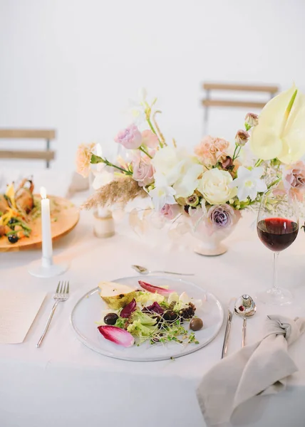 Mesa Festiva Con Ramo Floral Ensalada Con Pera Vino Con —  Fotos de Stock