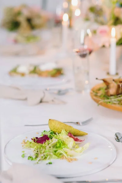 Mesa Festiva Con Ramo Floral Ensalada Con Pera Vino Con —  Fotos de Stock