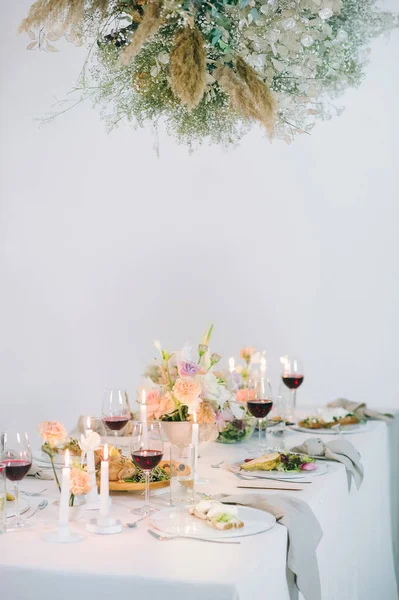 Mesa Festiva Con Ramo Floral Velas Vinos Alimentos Guirnalda Flores —  Fotos de Stock