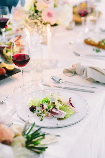 Mesa Vacaciones Con Ramo Floral Ensalada Vino Con Velas Cuchara —  Fotos de Stock