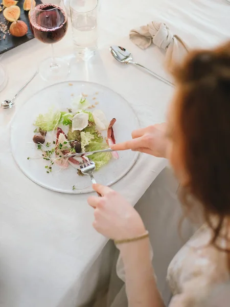 Menina Com Uma Faca Garfo Come Salada Mesa Festiva Com — Fotografia de Stock