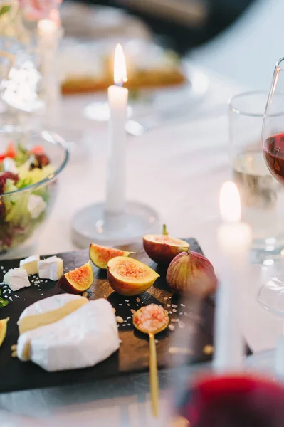 Mesa Fiesta Con Plato Cuadrado Negro Con Queso Brie Piñones —  Fotos de Stock