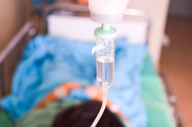Serum fizyolojik IV damla ve hasta hastanede kapatın