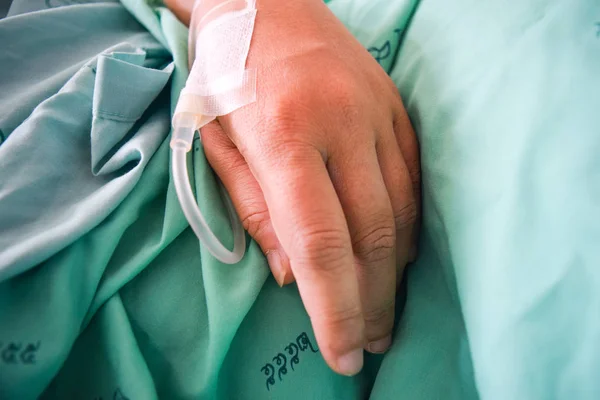 Hand op een infuus ontvangen een zoutoplossing in ziekenhuis — Stockfoto